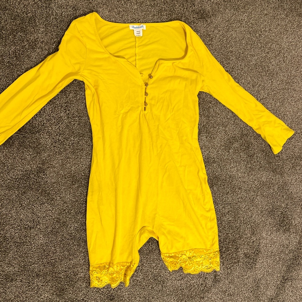 This cute romper is from baddieville! In a size large.